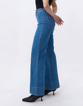 Load image into Gallery viewer, Kireina &#39;Farrah&#39; Jean - 90&#39;s Blue Wash